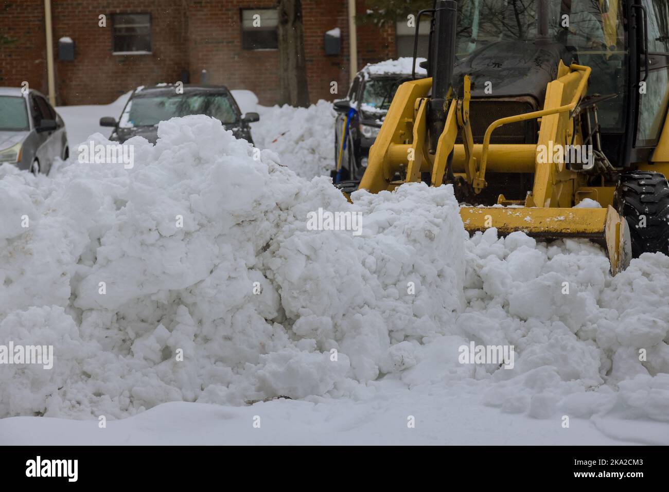 Déplacement de la neige avec un camion pour dégager le stationnement et la route Banque D'Images