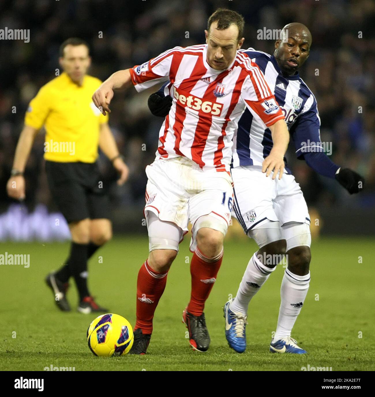 24th novembre 2012 - Barclays Premier League - West Bromwich Albion vs. Ville de Stoke - Charlie Adam de Stoke City retient Youssouf Mulumbu de West Bromwich Albion. - Photo: Paul Roberts/Pathos. Banque D'Images