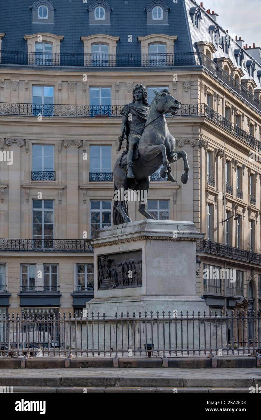 Statue équestre du roi Louis XIV de France vêtu d'empereur romain et montée sur un cheval-piqueur, place des victoires, Paris, France Banque D'Images