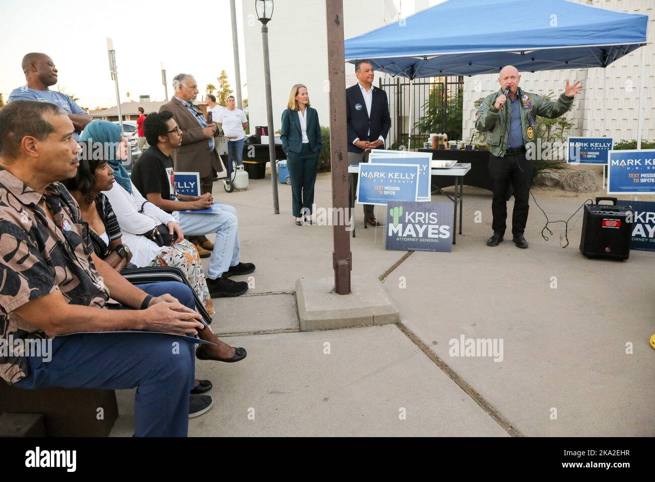 ÉTATS-UNIS. 28th octobre 2022. Le sénateur de l'Arizona Mark Kelly a été rejoint par le sénateur de la Californie Alex Padilla pour accueillir les premiers électeurs devant l'église méthodiste unie de Maryvale Bridge à Phoenix, en Arizona, aux États-Unis, sur 28 octobre 2022. Kelly est dans une course serrée contre le candidat républicain Blake Masters, des sondages récents ont montré que l'avance de Kelly s'est rétréci à quelques points, ce qui a fait un chemin étroit vers la victoire pour les démocrates en Arizona. (Photo par: Alexandra Buxbaum/Sipa USA) crédit: SIPA USA/Alay Live News Banque D'Images