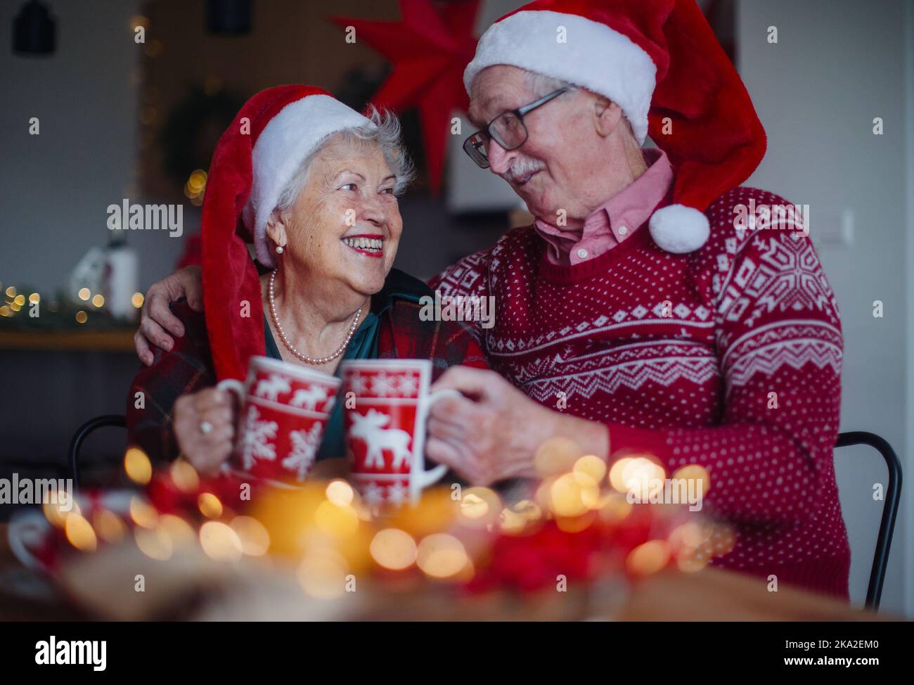 Joyeux couple senior célébrant ensemble la veille de Noël. Banque D'Images
