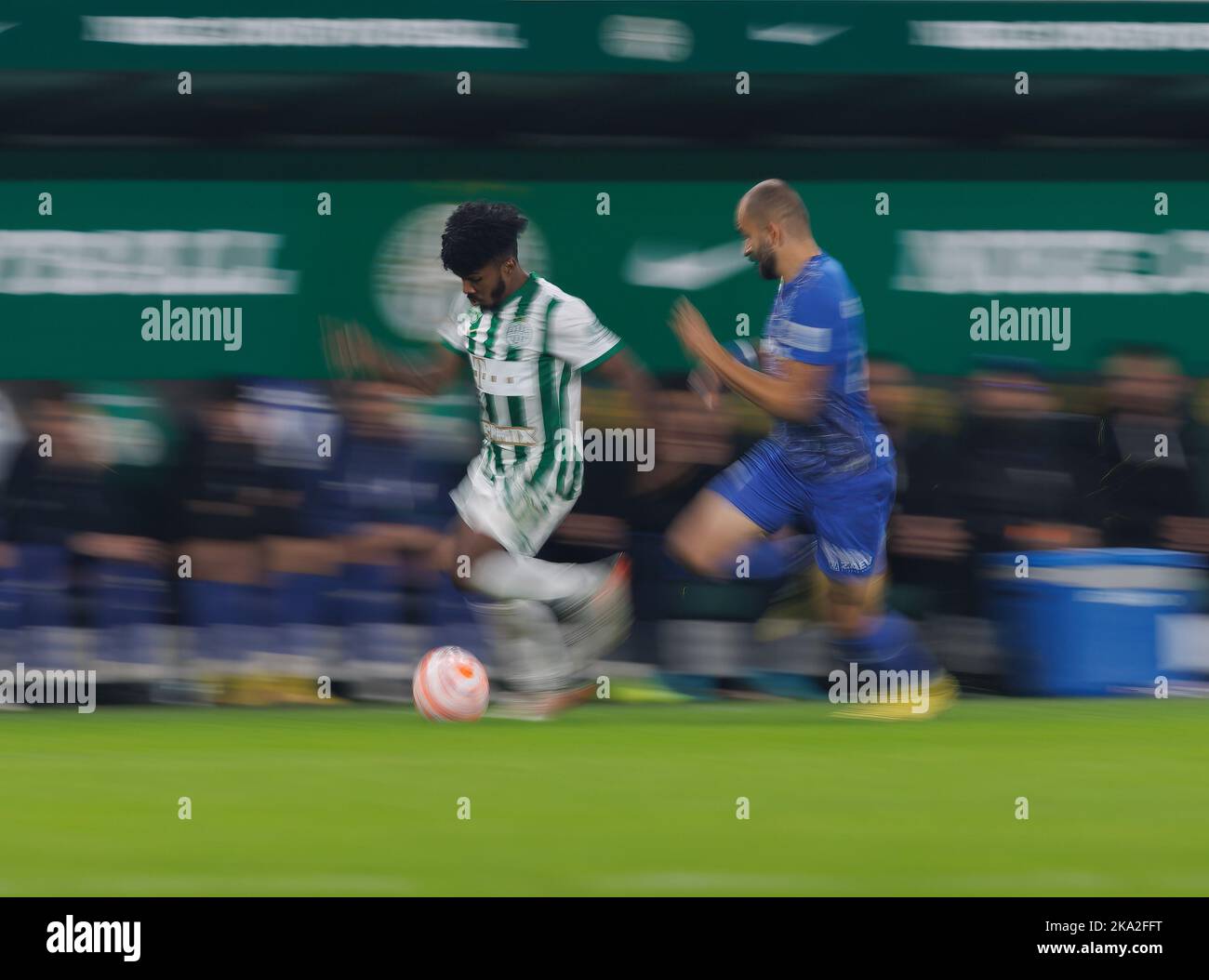 BUDAPEST, HONGRIE - OCTOBRE 30: José Marcos Marquinhos de Ferencvarosi TC laisse Bence Gergenyi de ZTE FC derrière lors du match de Ligue de la Banque hongroise OTP entre Ferencvarosi TC et ZTE FC à Groupama Arena sur 30 octobre 2022 à Budapest, Hongrie. Banque D'Images