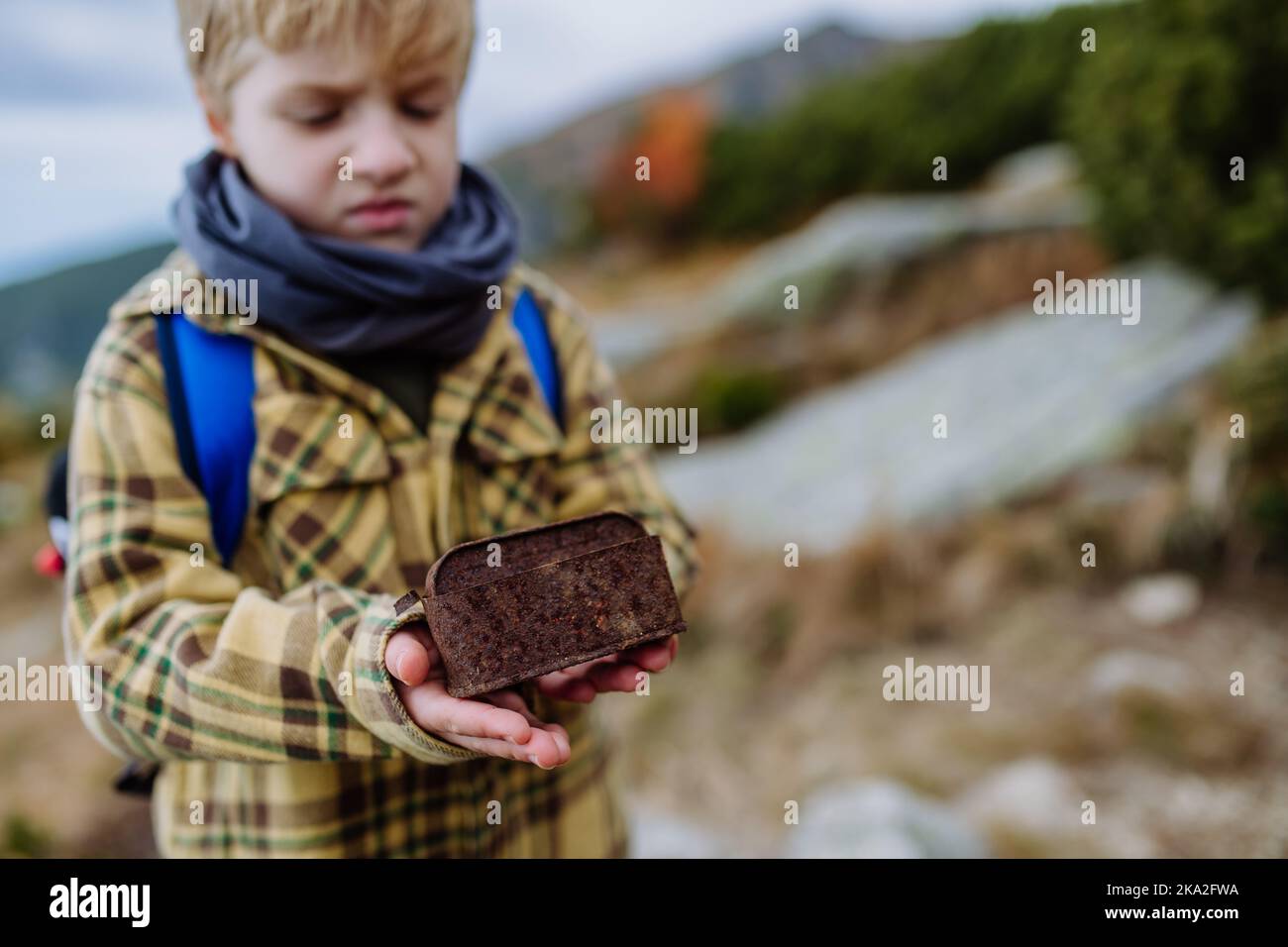 Petit garçon aux ordures rouillées au milieu de la nature, concept de protection de la nature. Banque D'Images