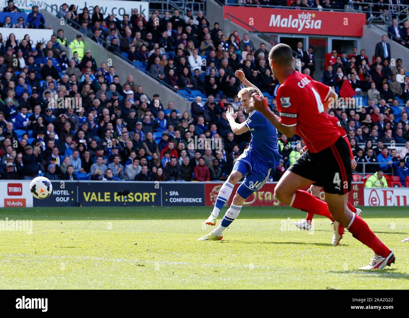 11th mai 2014 - Barclays Premier League - Cardiff City / Chelsea - Andre Schurrle de Chelsea tire pour marquer son égaliseur (1-1) - photo: Paul Roberts/Pathos. Banque D'Images
