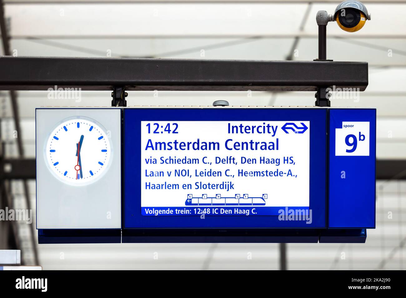 Gare centrale d'Amsterdam, pays-Bas. Ecran d'affichage de l'heure du train à la gare centrale du centre-ville d'Amsterdam. Affiche bleue avec horloge Banque D'Images