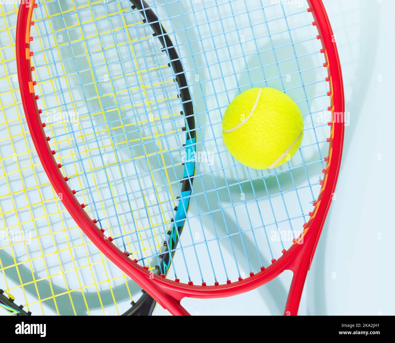 Carte de compétition de tennis. Composition sportive avec balle de tennis jaune et raquettes de tennis sur fond bleu.jeu de tennis. Le sport et un mode de vie sain Banque D'Images