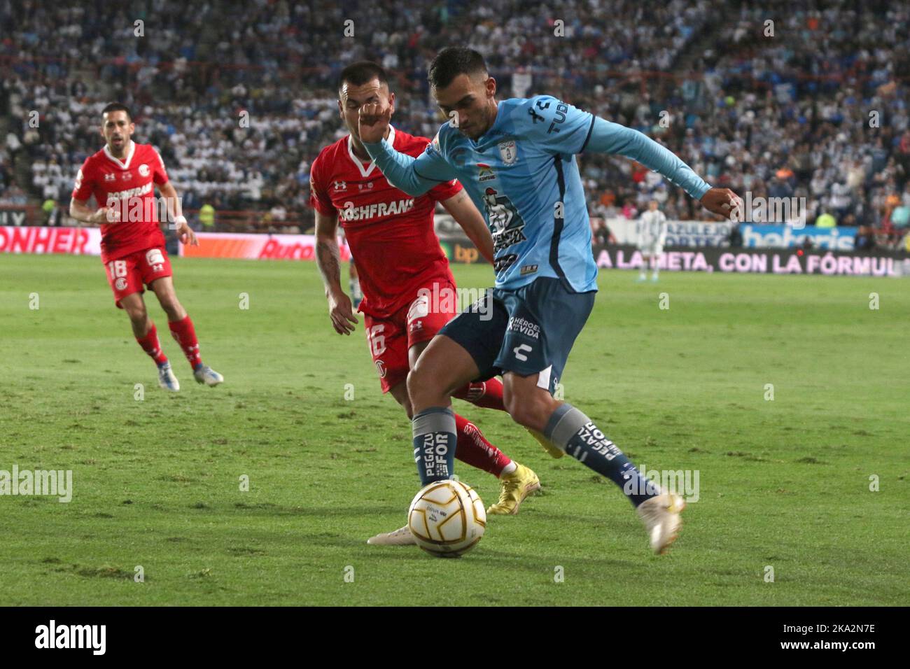 Pachuca, Mexique. 30th octobre 2022. Juan Meneses de Diablos Rojos de Toluca et Luis Chavez de Pachuca Tuzos combattent le ballon pendant le match de football des finales du Tournoi d'ouverture de la Ligue mexicaine de football au stade Hidalgo. On 30 octobre 2022 à Pachuca, Mexique. (Credit image: © Ismael Rosas/eyepix via ZUMA Press Wire) Banque D'Images