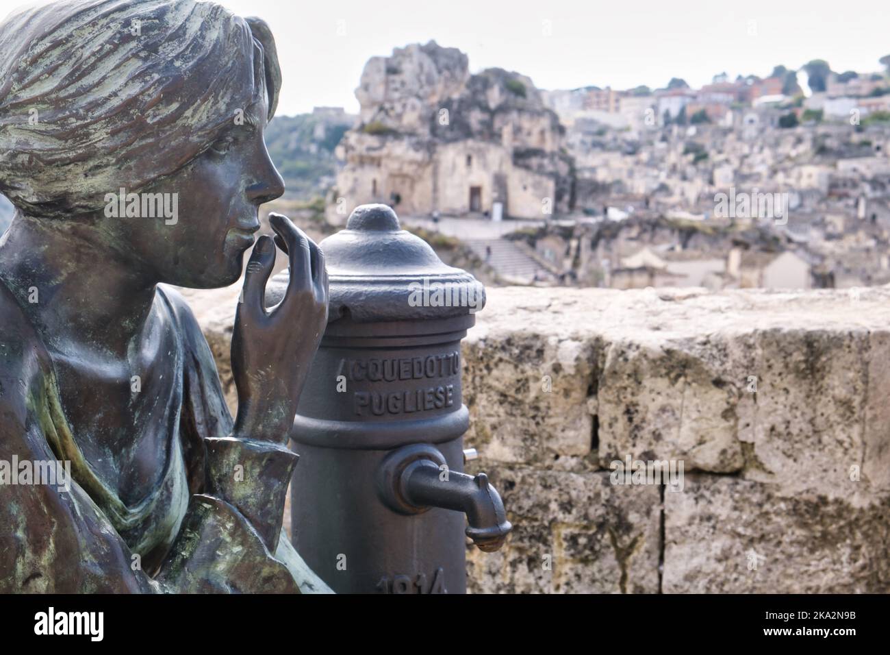 Vue de Matera derrière une figure du groupe de la statue 'tombant amoureux à Matera, la fontaine de l'Amour' Banque D'Images