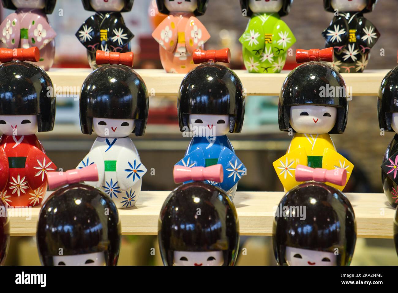 Gros plan d'une rangée de poupées japonaises en bois Banque D'Images