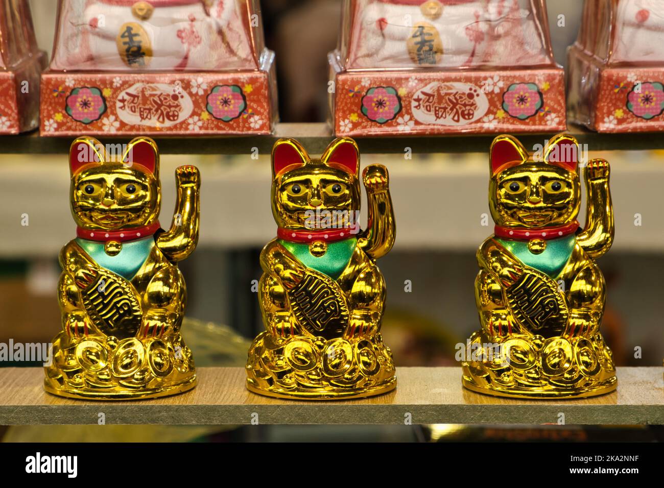 Gros plan de trois salutations Maneki Neko avec la patte Banque D'Images