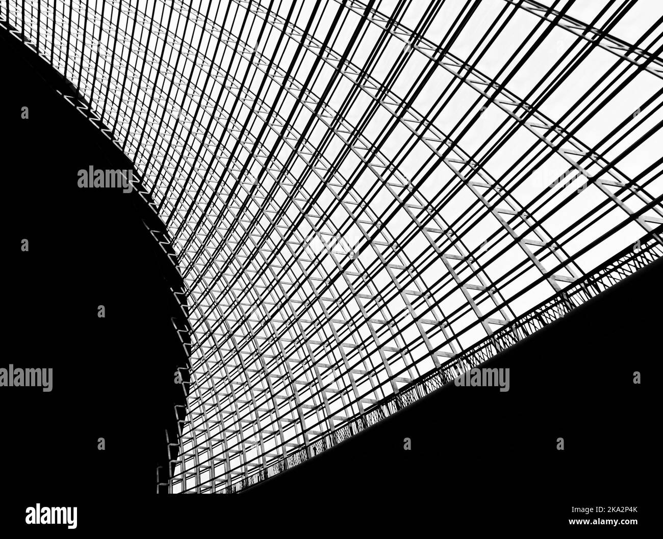 Un petit angle de la conception architecturale de la toiture, avec des motifs géométriques modernes. Arrière-plan abstrait de l'architecture moderne. Noir et blanc Banque D'Images