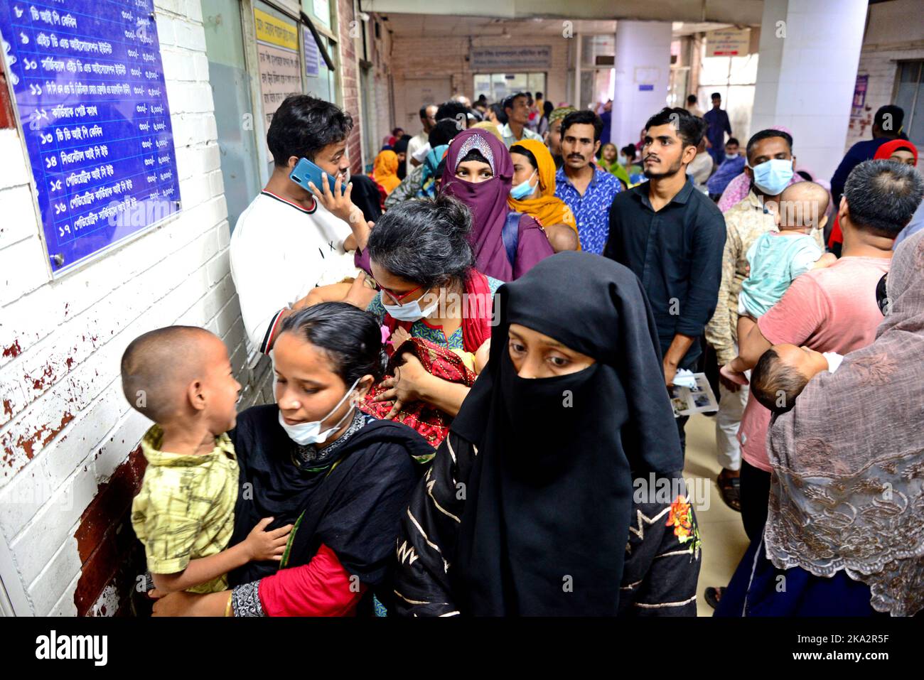 Dhaka, Bangladesh. 31st octobre 2022. Des parents se réunissent avec leurs enfants en face de la porte d'urgence alors qu'ils se présentent à l'hôpital pour enfants de Dhaka pour recevoir des soins à Dhaka, au Bangladesh, sur 31 octobre 2022. Près de 38024 personnes ont été hospitalisées et 141 décès depuis janvier jusqu'à ce jour et au cours des 24 dernières heures, 873 patients ont été admis dans les hôpitaux, a déclaré le bureau du ministère de la Santé. Credit: Mamunur Rashid/Alamy Live News Banque D'Images