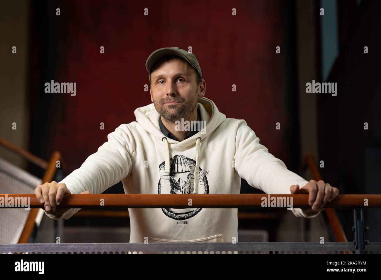 L'artiste québécois Emile Proulx-Cloutier pose au Théâtre la Bordee, à Québec, sur 14 octobre 2022. Banque D'Images