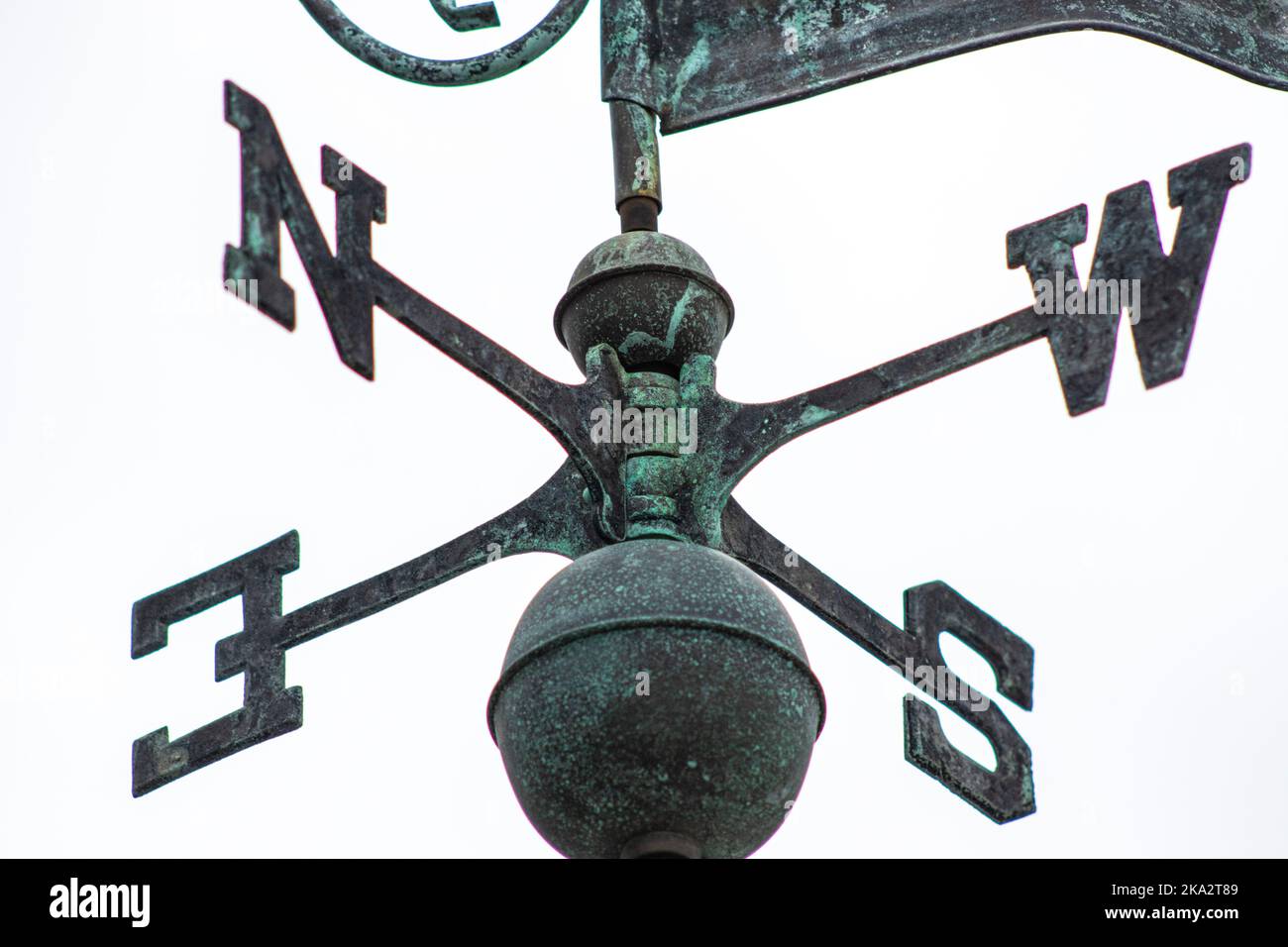 Un gros plan d'une ancienne girouette en métal rouillé pour mesurer les directions Banque D'Images