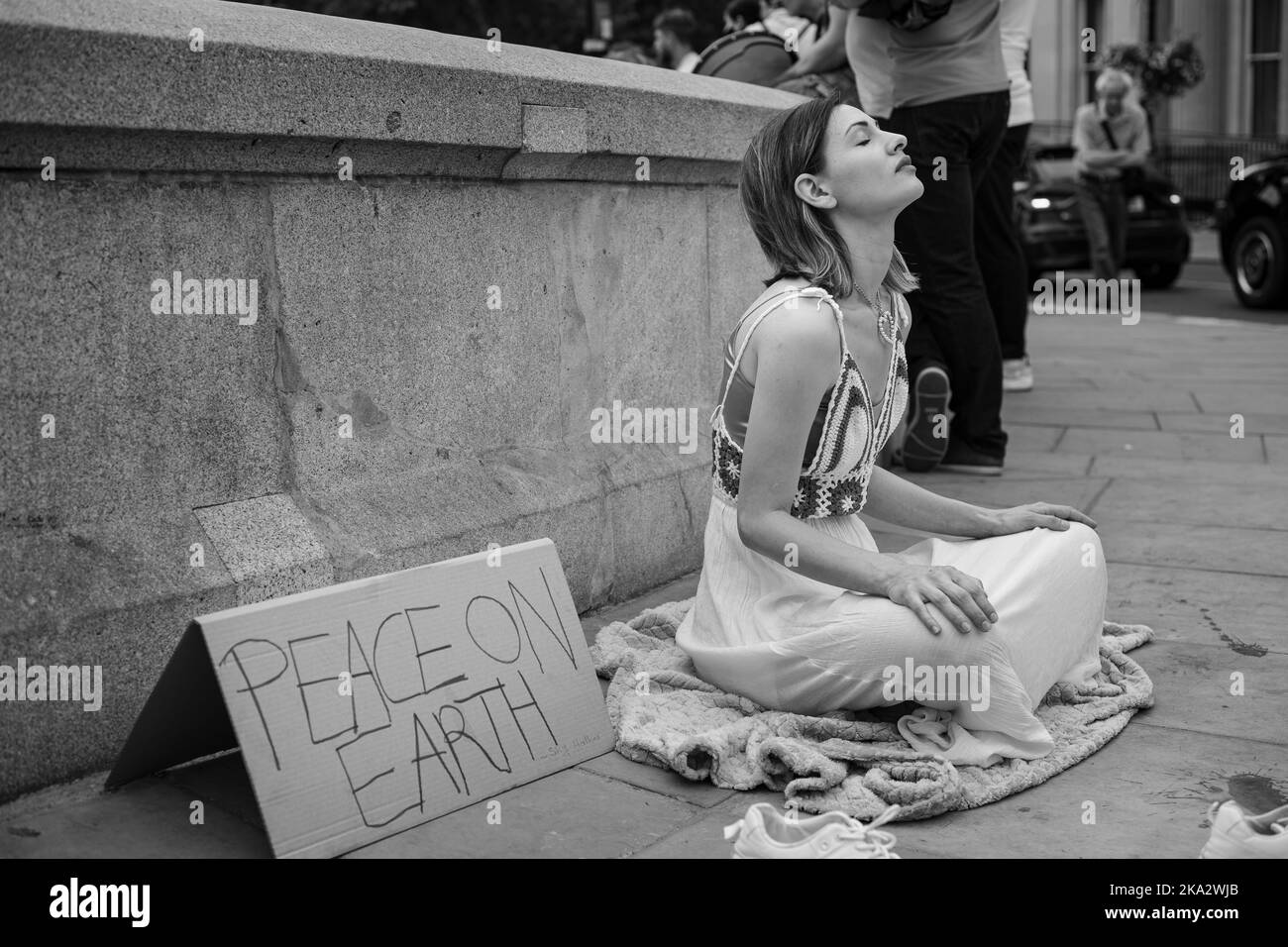 Londres, Royaume-Uni. 24 juillet 2021. La paix sur Terre. Un beau jeune militant de la paix médite à Trafalgar Square, Londres. Banque D'Images