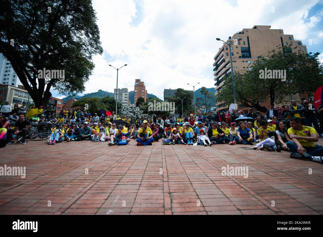 Les fans colombiens se rassemblent et réagissent à travers Bogota, Colombie pour assister à la finale entre la Colombie et l'Espagne pour la coupe du monde des femmes U-17, sur 30 octobre, 2 Banque D'Images