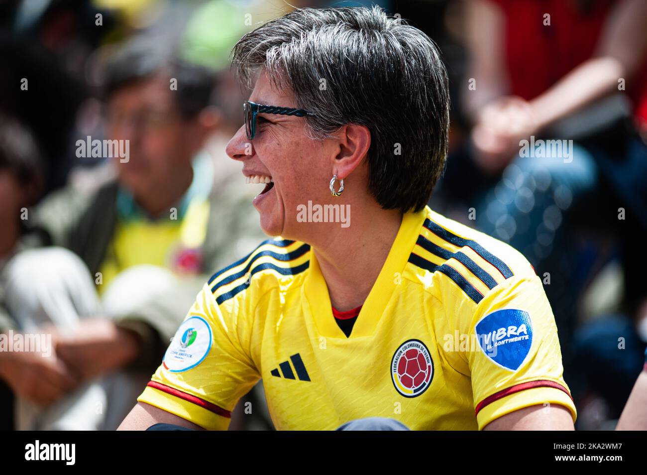 Claudia Lopez, maire de Bogota, réagit aux fans colombiens lorsqu'ils se rassemblent à Bogota, en Colombie, pour assister à la finale entre la Colombie et l'Espagne pour l'U Banque D'Images