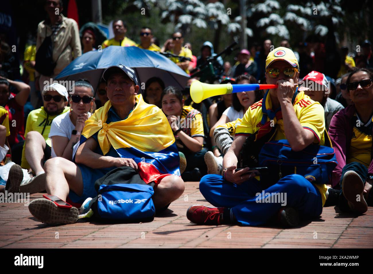 Les fans colombiens se rassemblent et réagissent à travers Bogota, Colombie pour assister à la finale entre la Colombie et l'Espagne pour la coupe du monde des femmes U-17, sur 30 octobre, 2 Banque D'Images