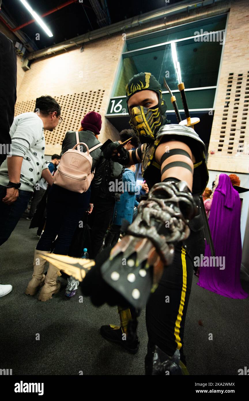 Un homme porte un costume Mortal Kombat lors de l'édition 2022 du SOFA (salon del Ocio y la Fantasia) à Bogota, Colombie, par 14 octobre jusqu'en 18. Banque D'Images
