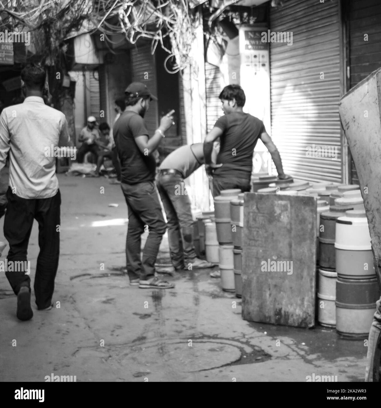 Old Delhi, Inde, 15 avril 2022 - Groupe non identifié d'hommes marchant dans les rues de la vieille Delhi, photographie de rue du marché de Chandni Chowk de la vieille Delhi Banque D'Images