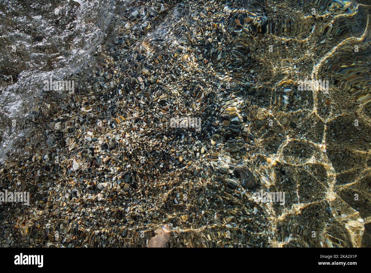 Arrière-plan abstrait, vue de l'estran déformée par le flux d'eau Banque D'Images