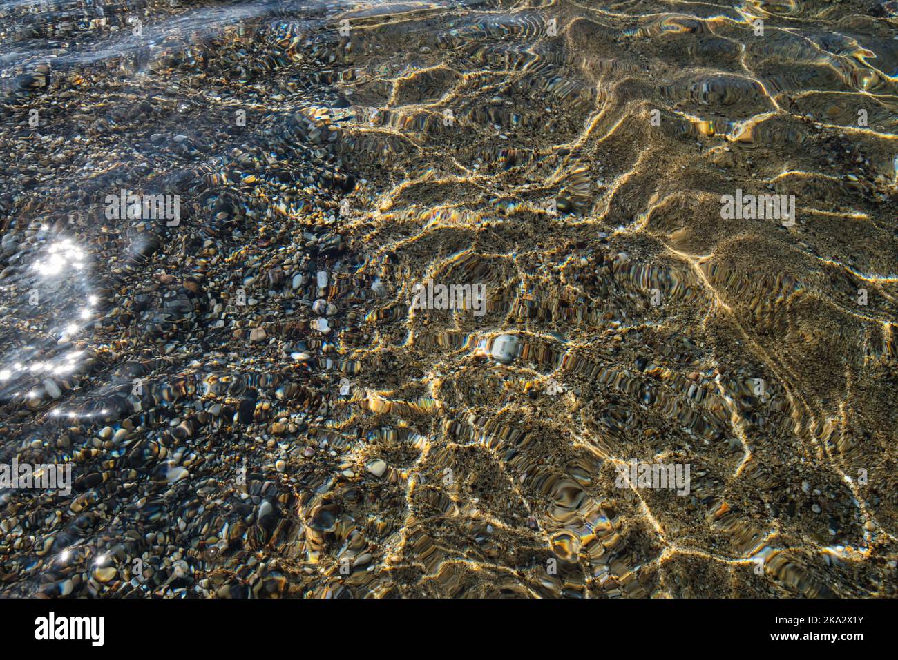 Arrière-plan abstrait, vue de l'estran déformée par le flux d'eau Banque D'Images