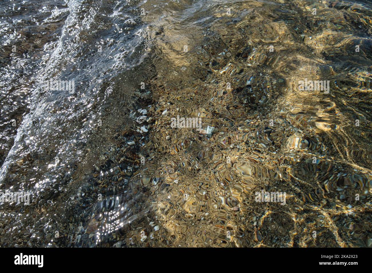 Arrière-plan abstrait, vue de l'estran déformée par le flux d'eau Banque D'Images