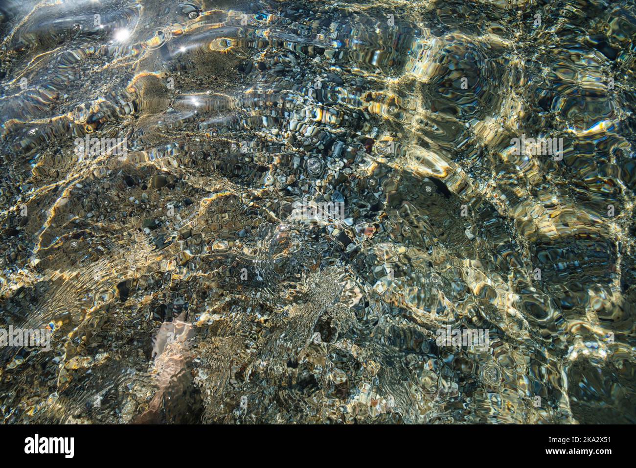 Arrière-plan abstrait, vue de l'estran déformée par le flux d'eau Banque D'Images