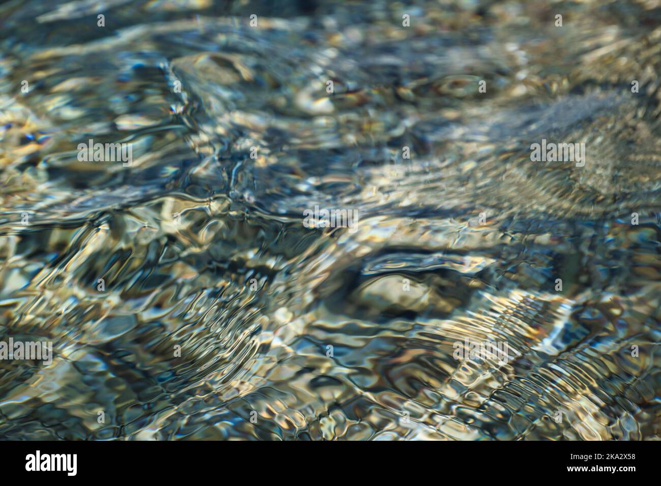 Arrière-plan abstrait, vue de l'estran déformée par le flux d'eau Banque D'Images