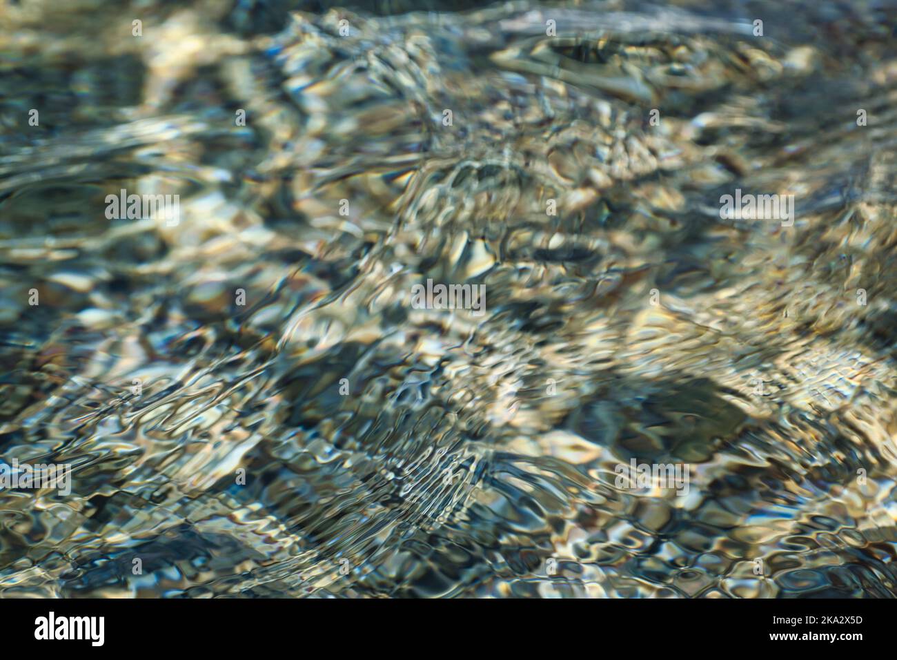 Arrière-plan abstrait, vue de l'estran déformée par le flux d'eau Banque D'Images