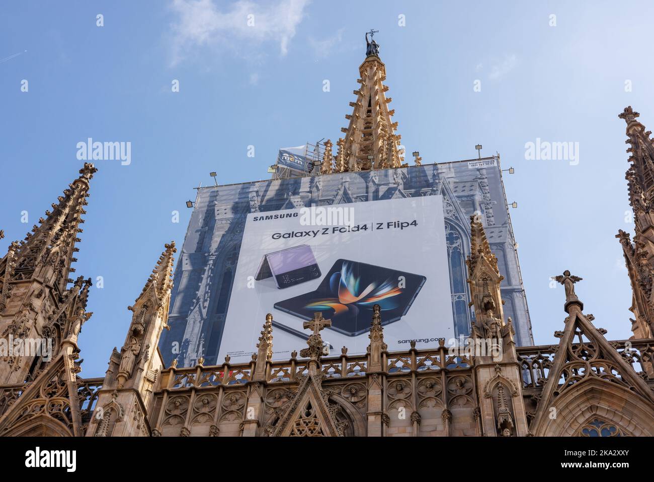 Un cliché sous angle d'une publicité Samsung Galaxy sur la cathédrale de Barcelone. Banque D'Images