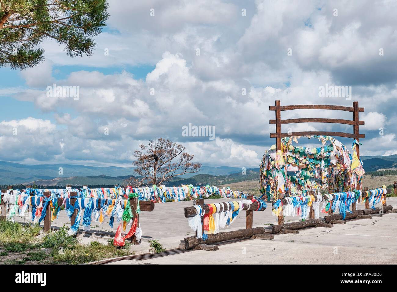 Place pour suspendre des drapeaux de chance colorés. Bouddhiste datsan Rinpoché Bagsha, Ulan-Ude, Buryatia, Russie Banque D'Images