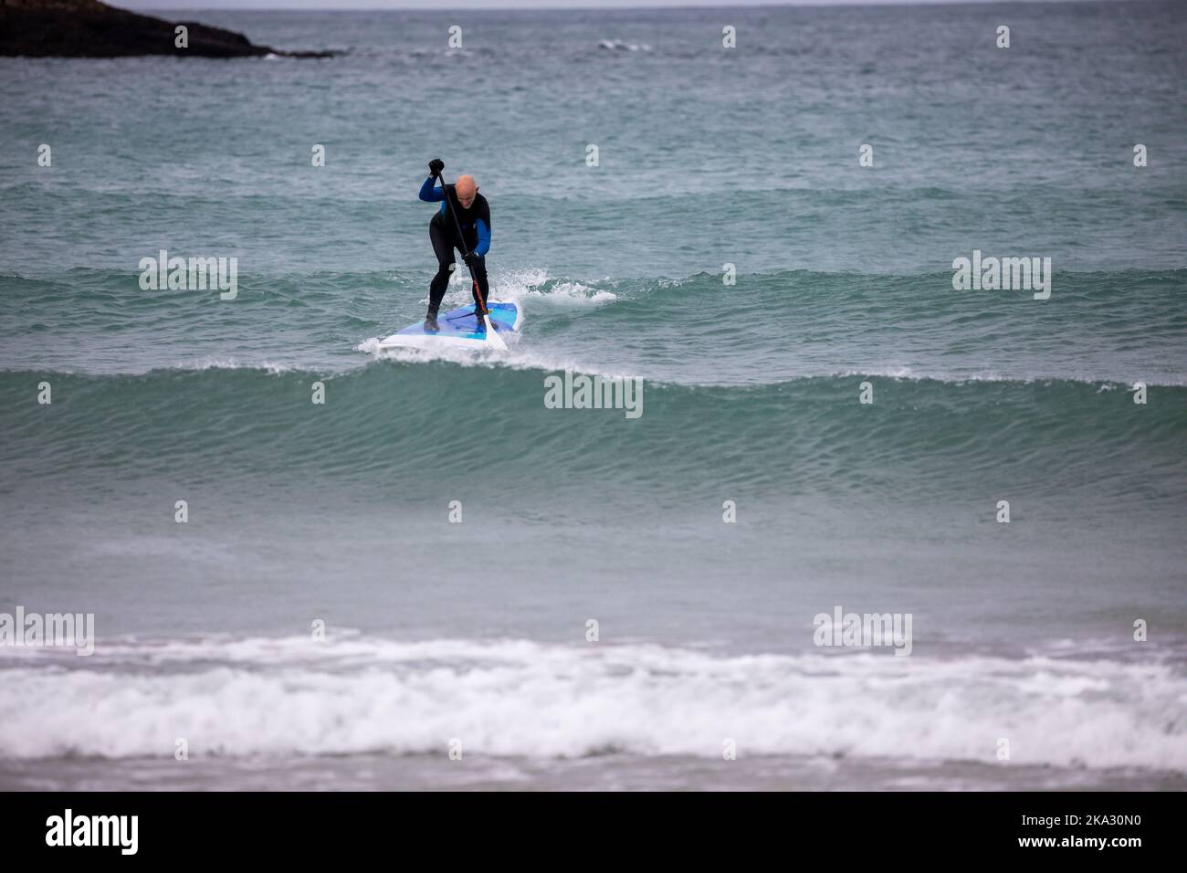 Portreath,Cornwall,31st octobre 2022,sur Halloween à Portreath, Cornwall. Les surfeurs ont apprécié de monter sur les vagues tandis que les familles ont apprécié de se promener le long de la plage et de marcher leurs chiens aussi. Les prévisions météorologiques sont pour 14C, les averses de pluie légères et les vents modérés pour le reste de la journée.Credit: Keith Larby/Alamy Live News Banque D'Images