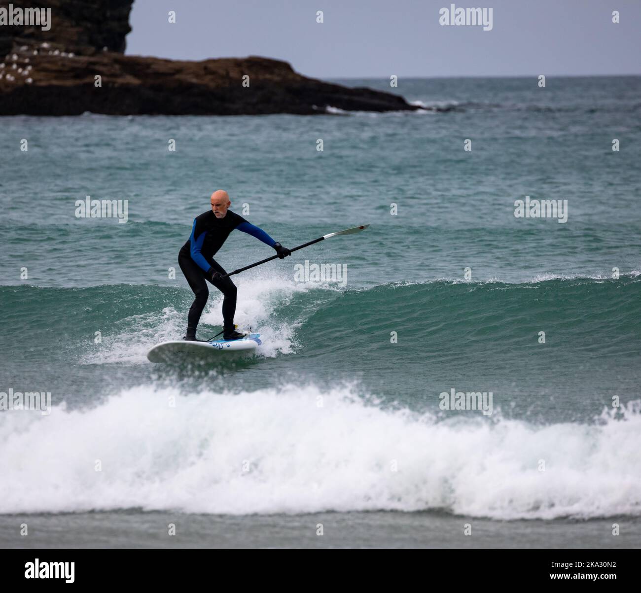 Portreath,Cornwall,31st octobre 2022,sur Halloween à Portreath, Cornwall. Les surfeurs ont apprécié de monter sur les vagues tandis que les familles ont apprécié de se promener le long de la plage et de marcher leurs chiens aussi. Les prévisions météorologiques sont pour 14C, les averses de pluie légères et les vents modérés pour le reste de la journée.Credit: Keith Larby/Alamy Live News Banque D'Images