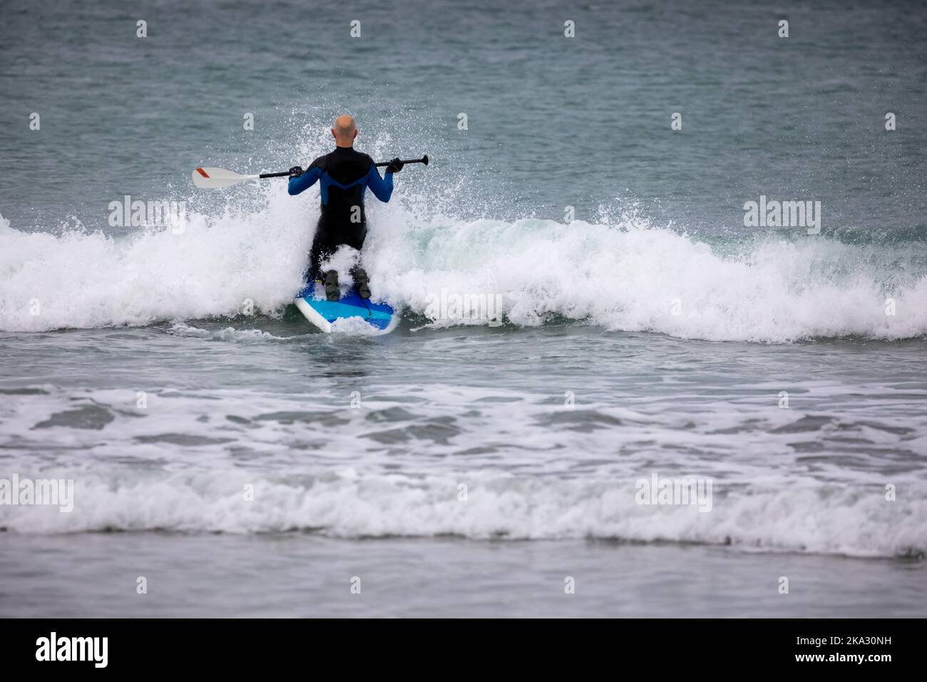 Portreath,Cornwall,31st octobre 2022,sur Halloween à Portreath, Cornwall. Les surfeurs ont apprécié de monter sur les vagues tandis que les familles ont apprécié de se promener le long de la plage et de marcher leurs chiens aussi. Les prévisions météorologiques sont pour 14C, les averses de pluie légères et les vents modérés pour le reste de la journée.Credit: Keith Larby/Alamy Live News Banque D'Images