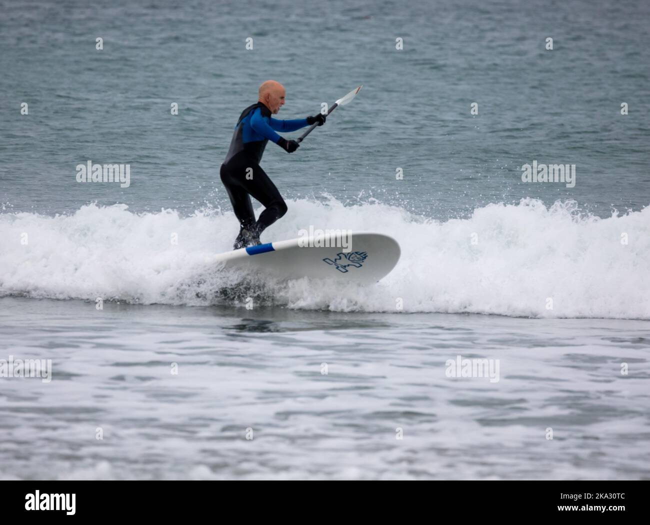 Portreath,Cornwall,31st octobre 2022,sur Halloween à Portreath, Cornwall. Les surfeurs ont apprécié de monter sur les vagues tandis que les familles ont apprécié de se promener le long de la plage et de marcher leurs chiens aussi. Les prévisions météorologiques sont pour 14C, les averses de pluie légères et les vents modérés pour le reste de la journée.Credit: Keith Larby/Alamy Live News Banque D'Images