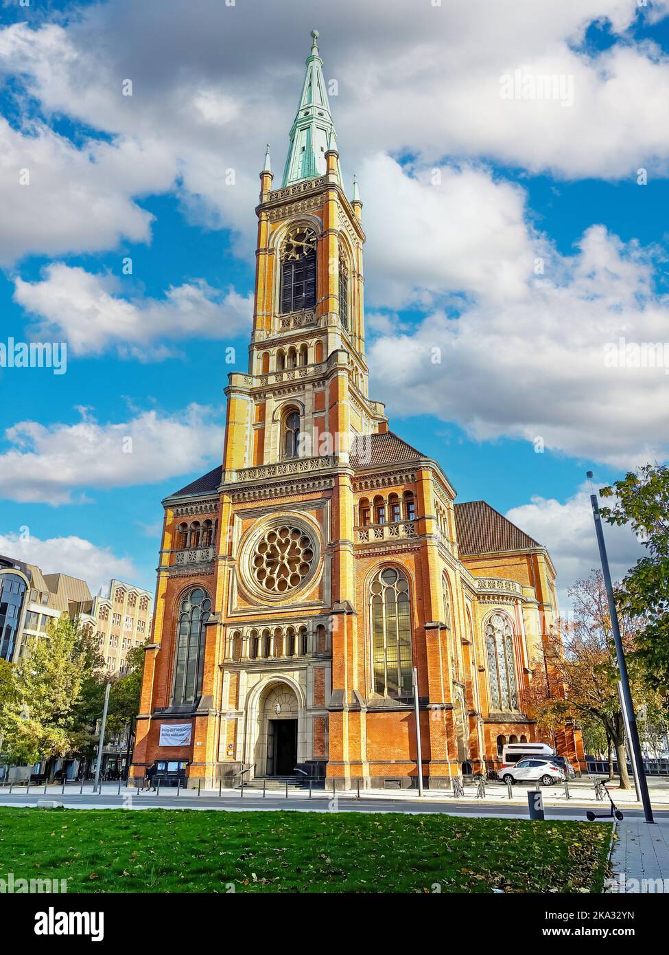 Düsseldorf (Johanneskirche), Allemagne - 9 octobre. 2022: Ancienne église médiévale du 18th siècle dans le style roman de renouveau Banque D'Images