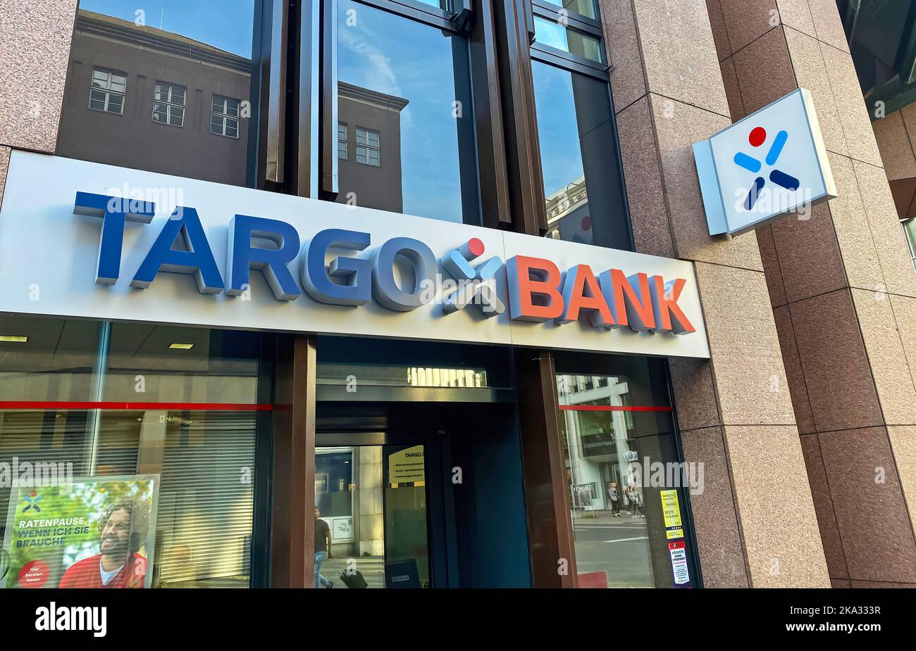 Düsseldorf, Allemagne - 9 octobre. 2022: Vue sur l'entrée du bâtiment moderne avec le logo de Targobank Banque D'Images