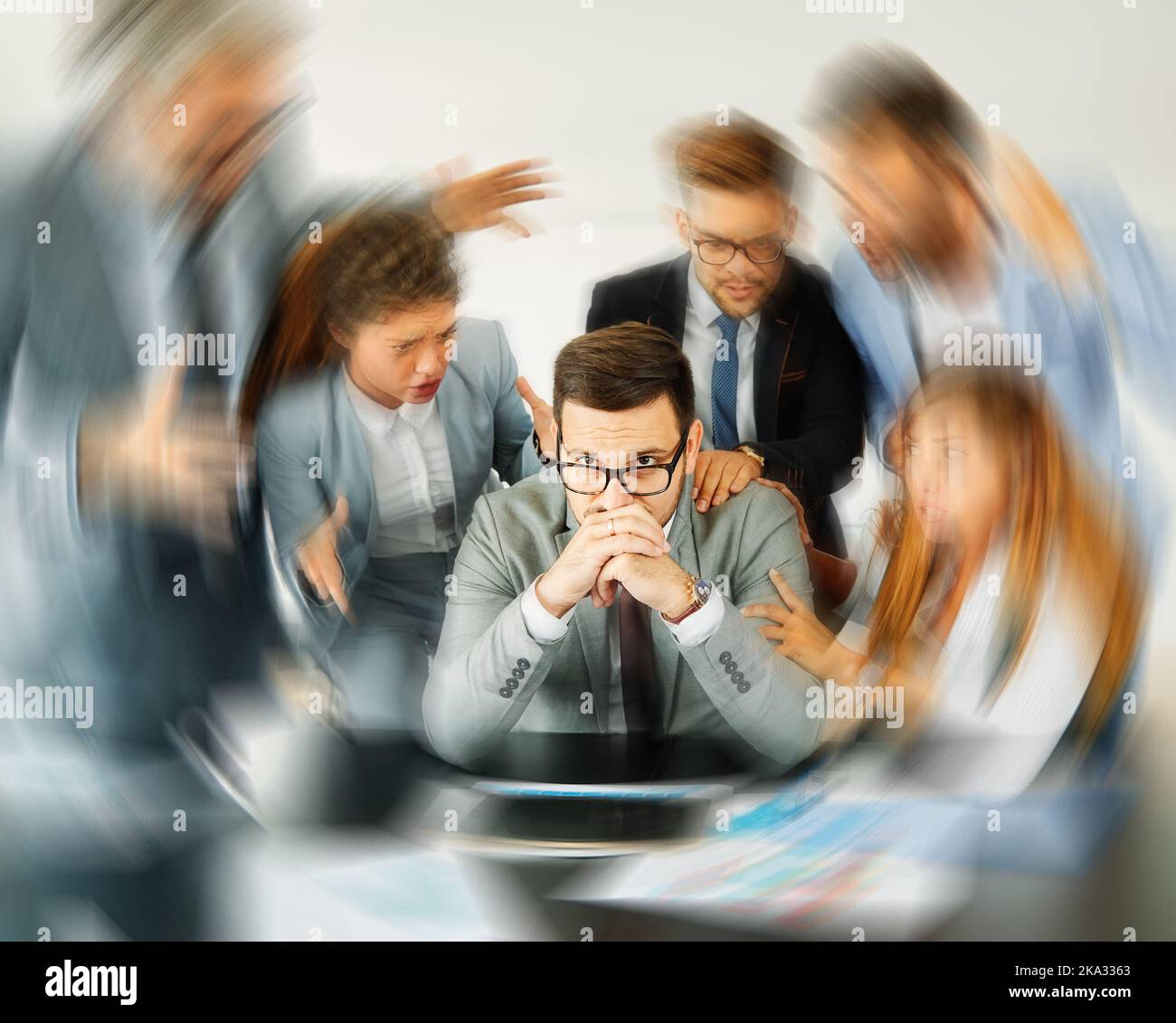 jeunes gens d'affaires rencontrer bureau travail d'équipe groupe succès entreprise senior mature collègue tablette réseau informatique inquiet problème stress Banque D'Images