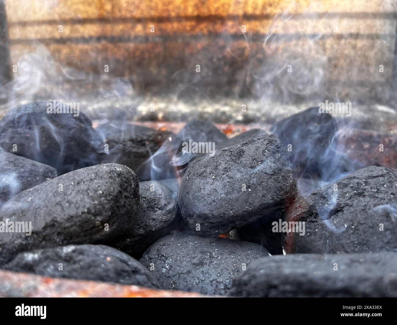 Gros plan sur un tas de charbon en feu Banque D'Images
