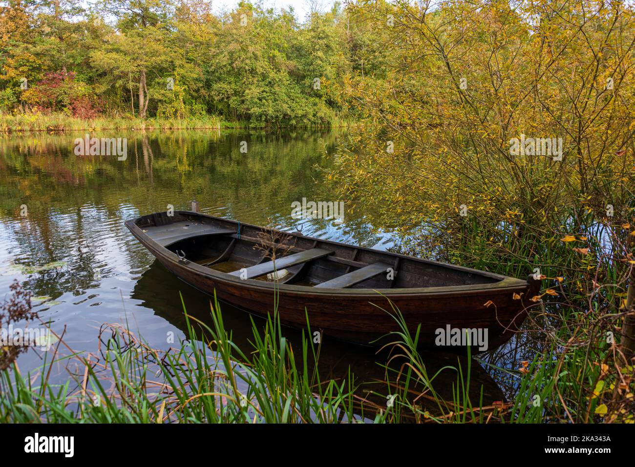 Herbstidylle am Fluß Ruderboot in der Eider in Flemhude Banque D'Images