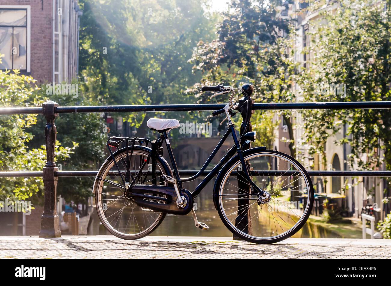 Un seul vélo sur un pont sur un canal à Utrecht, Pays-Bas Banque D'Images