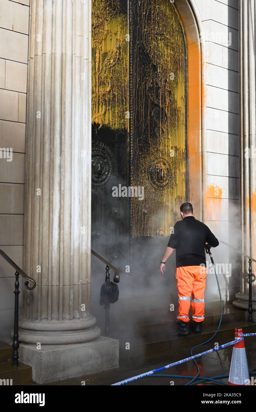 Londres, Royaume-Uni. Un nettoyage a eu lieu à la Banque d'Angleterre à la suite d'un incident de Just Stop Oil activistes, qui a pulvérisé le bâtiment avec de la peinture orange. Cela marque le 31st jour de la manifestation. Quatre bâtiments ont été choisis pour représenter la puissance de l'économie des combustibles fossiles. Crédit : michael melia/Alay Live News Banque D'Images