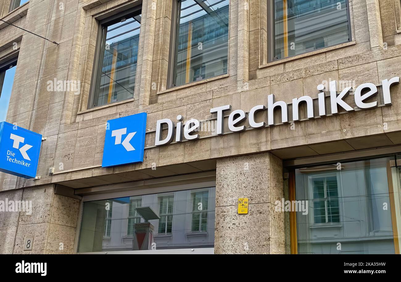 Düsseldorf, Allemagne - 9 octobre. 2022: Vue sur la façade de bureau avec logo de Die Techniker Krankenkasse Banque D'Images