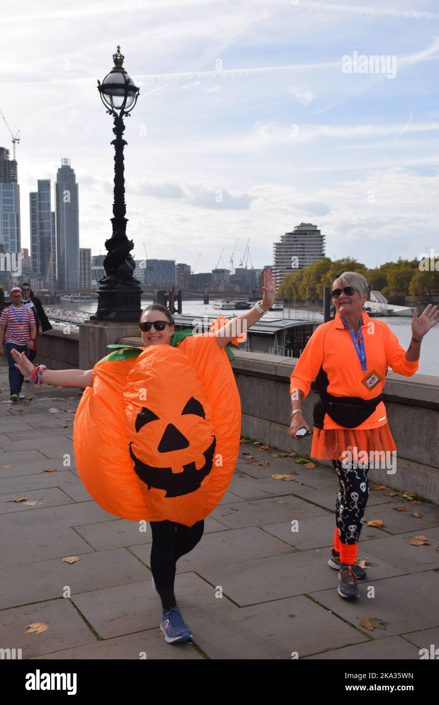 Ultrachlenge Hallowe'en Walk. Les marcheurs choisissent de 10k, semi-marathon à marathon complet et beaucoup de robe dans la robe fantaisie sinistre et de recueillir de l'argent pour chari Banque D'Images