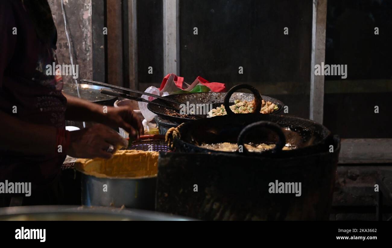 Jodhpur, Rajasthan, Inde - 19.10.2019 : Nimki, cuisine populaire indienne de rue est vendue au célèbre marché de Sardar et à la tour de l'horloge Ghanta ghar. Banque D'Images