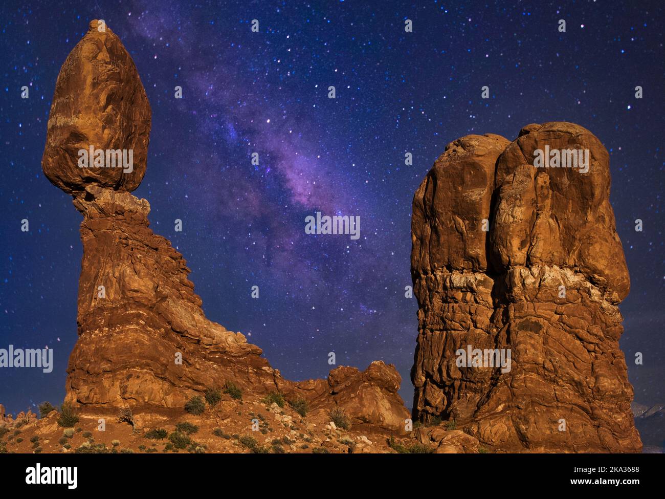 Une vue magnifique sur d'énormes rochers dans le parc national des Arches sous le ciel de la voie lactée Banque D'Images