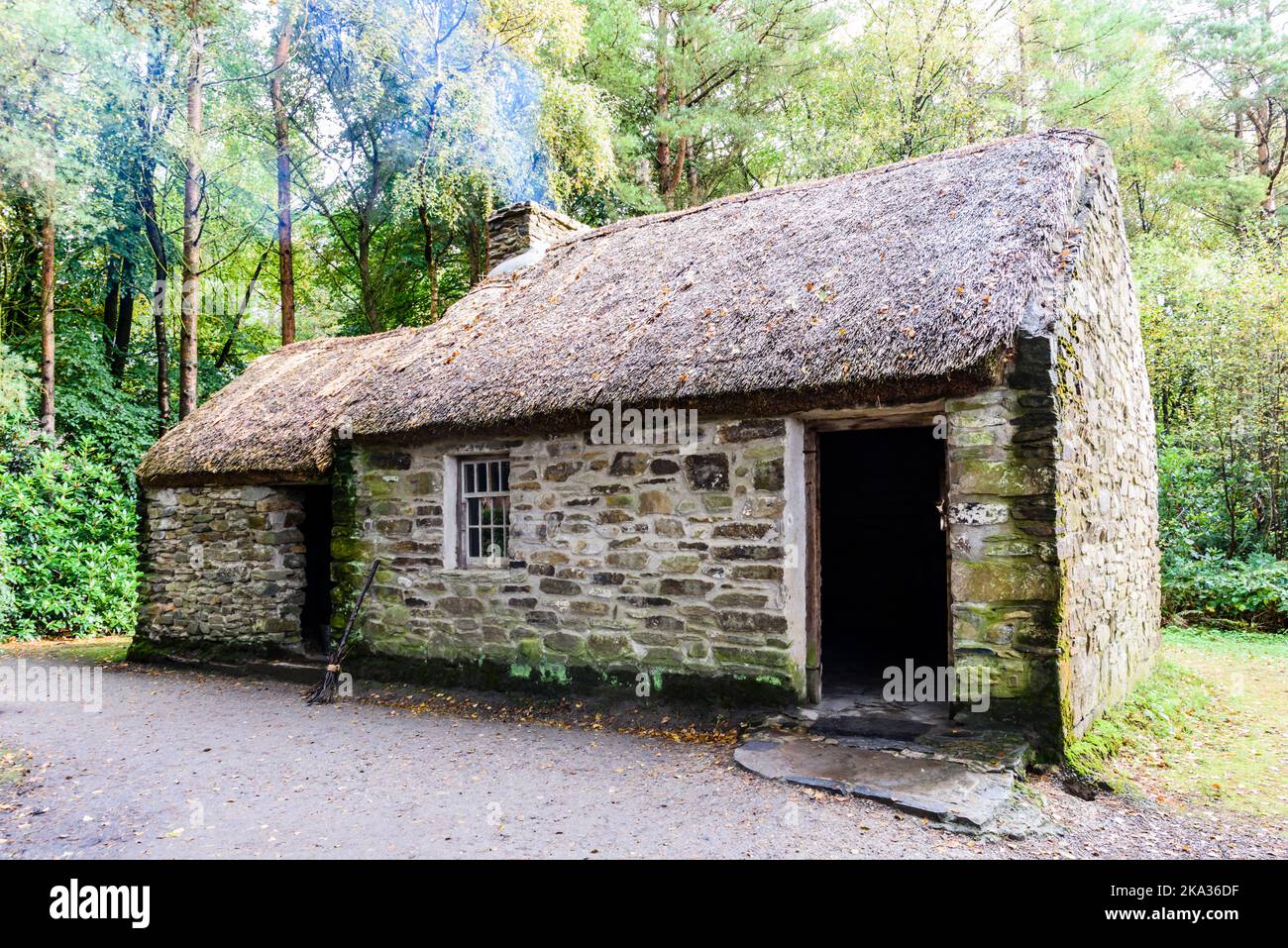 Très petit cottage de chaume irlandais, à une seule chambre, commun aux ouvriers agricoles au 1800s 19th siècle Banque D'Images