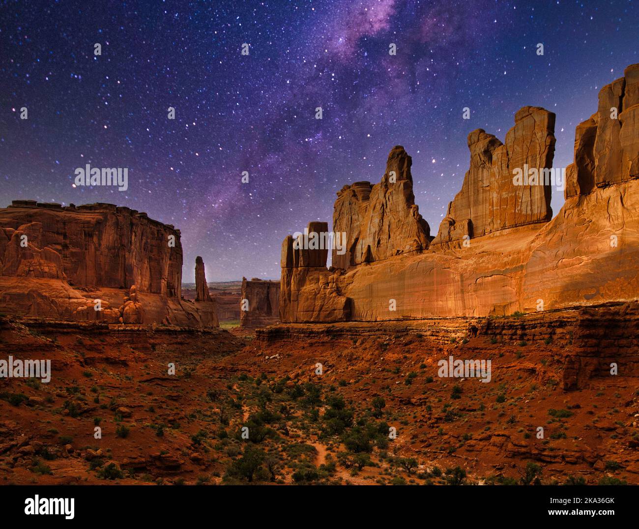 Une vue magnifique sur le parc national des Arches sous le ciel de la voie lactée Banque D'Images