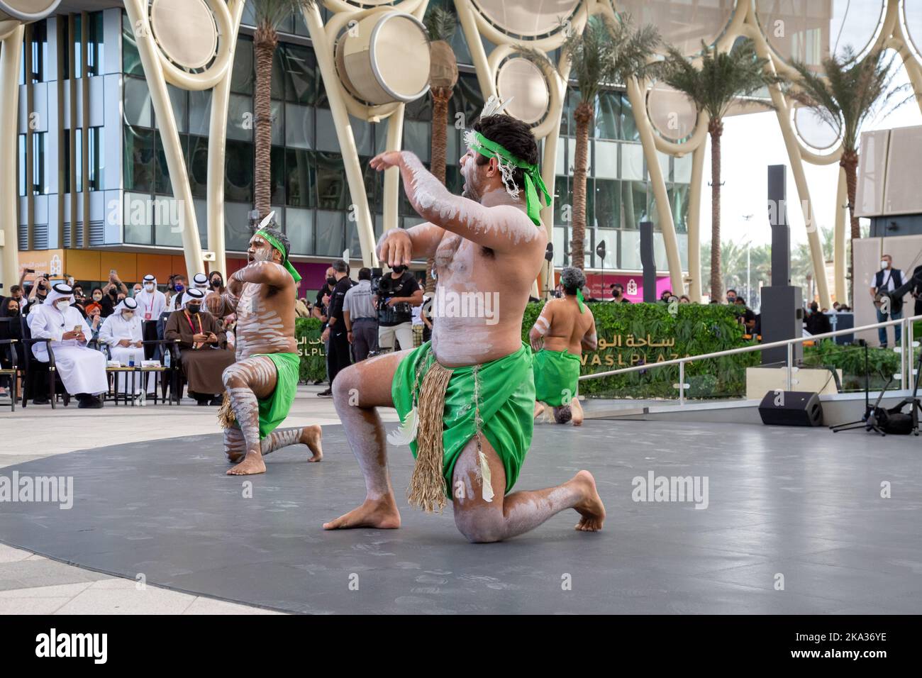 Expo 2020 Al était des danseurs aborigènes du Dome qui se produisent en basse lumière avec du grain et hors foyer Banque D'Images